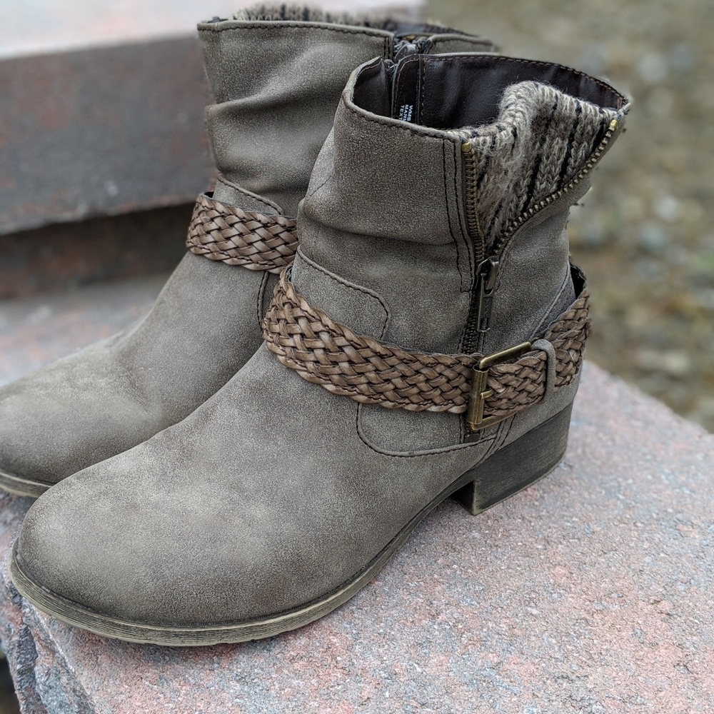 Mudd. Brand Taupe booties ♥️